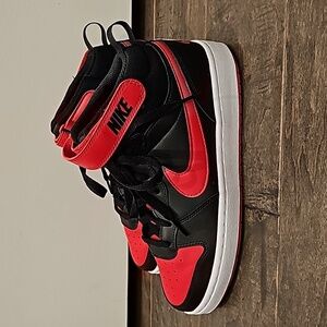 New Nike Boy's Court Borough Mid 2 Sneakers sz 7 (NWOT)